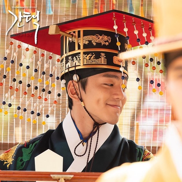 Handsome Portraits of Kim Min Kyu as the King in His Latest Drama