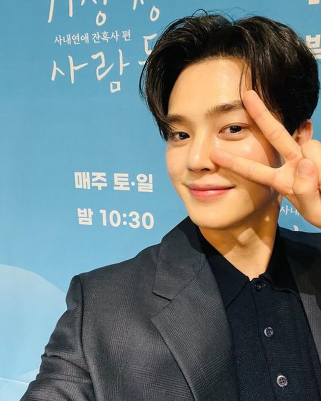 Handsome Portrait of Song Kang with Signature Pose 'V Sign', Cute Guy Spreads Adorable Charm!