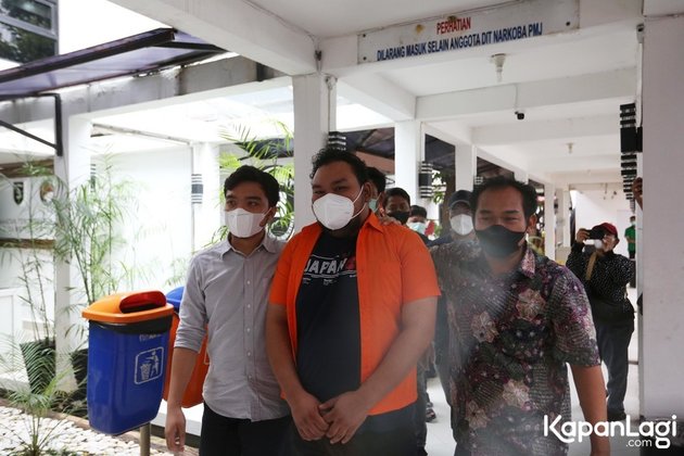 Fico Fachriza tertunduk kala digiring polisi di Polda Metro Jaya, Jumat (14/1).