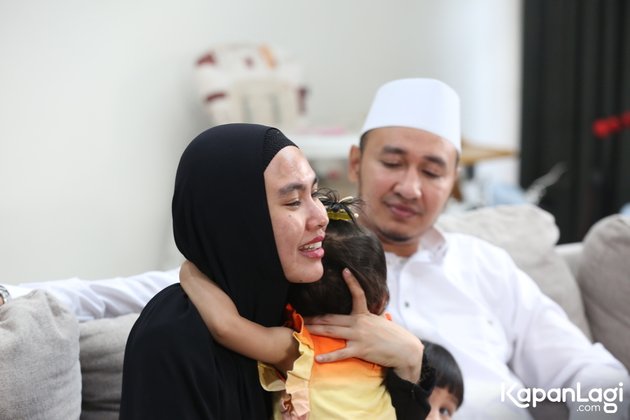 Portrait of Kartika Putri's Emotional Tears Mentioning Habib Usman Replacing Late Mama: Let Allah Repay