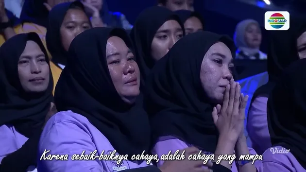 Para penonton ikutan nangis