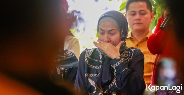 Portrait of Venna Melinda's Sad Tears When Meeting the Press Accompanied by Her Mother and Hotman Paris, Affirming Divorce from Ferry Irawan