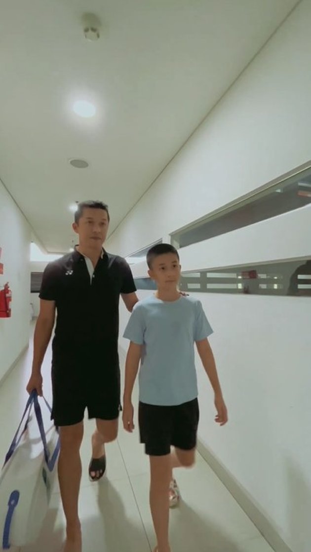 Portrait of Taufik Hidayat and Nayottama, the Badminton-playing Father and Son, Like a Copy Paste