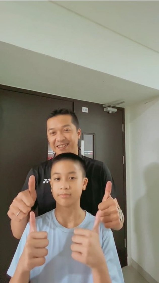Portrait of Taufik Hidayat and Nayottama, the Badminton-playing Father and Son, Like a Copy Paste