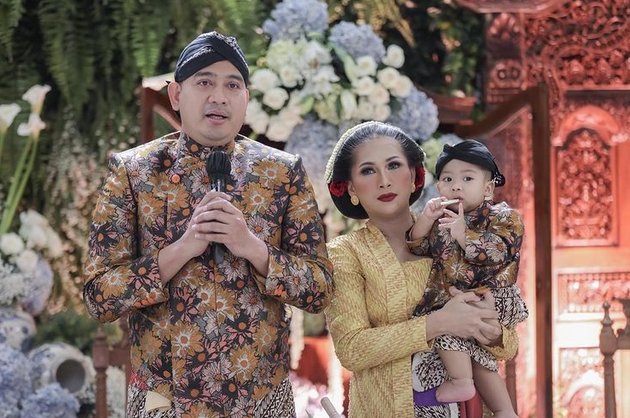 Portrait of Tedak Siten Baby Erlangga, Tata Janeeta's Child - Brotoseno, Luxurious with Javanese Customs