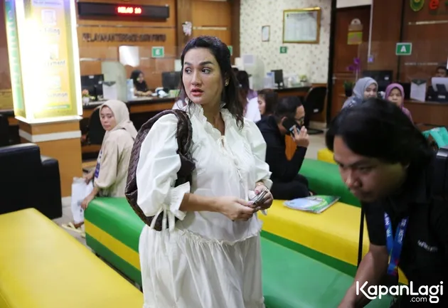 Tengku Dewi Putri Hadiri Sidang Perceraian