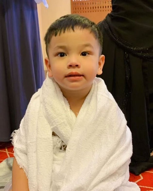 Latest Portrait of Gala Sky Wearing Ihram Clothes in Front of Ka'bah, Looking More Handsome and Cute - Said to Resemble Late Aunt Andriansyah