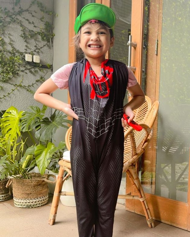 Anak kedua Shireen Sungkar dan Teuku Wisnu, Hawwa, kini sudah berusia lima tahun. Ia pun selalu banjir pujian kala potretnya diunggah ke Instagram orangtuanya.
