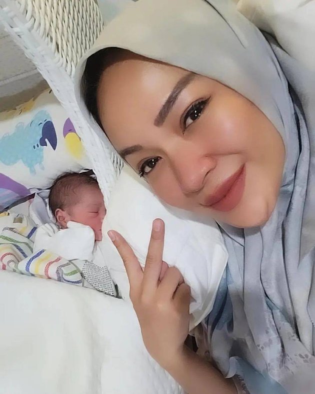 Latest Portrait of Indri AFI After Giving Birth to Second Child, Looking More Beautiful and Glowing at the Age of 37