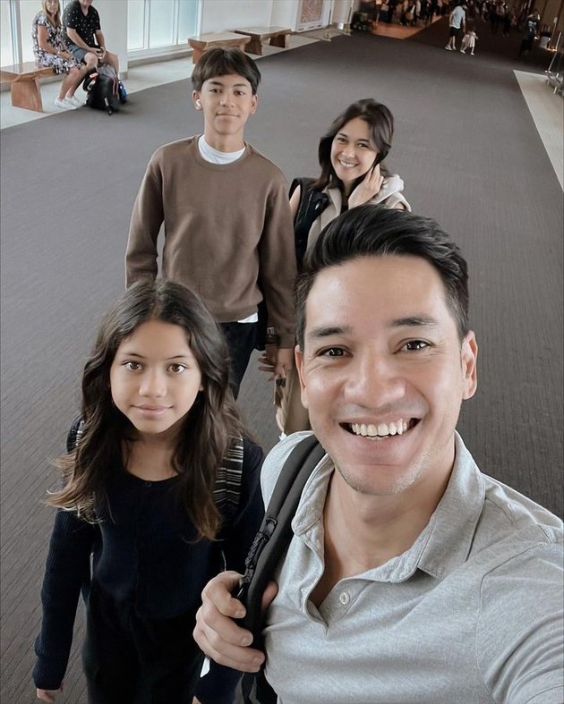 Inilah potret terbaru Nana Mirdad dan Andrew White yang baru saja berangkat liburan ke Singapura. Netizen dibuat salfok ke sosok Jason, putra sulung mereka.