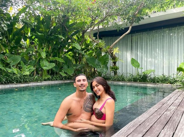 Latest Portrait of Jessica Iskandar's Happiness with Husband, Intimate Together in the Swimming Pool - Vincent Verhaag Holds the Growing Baby Bump
