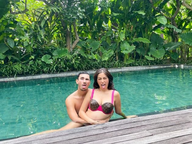 Latest Portrait of Jessica Iskandar's Happiness with Husband, Intimate Together in the Swimming Pool - Vincent Verhaag Holds the Growing Baby Bump