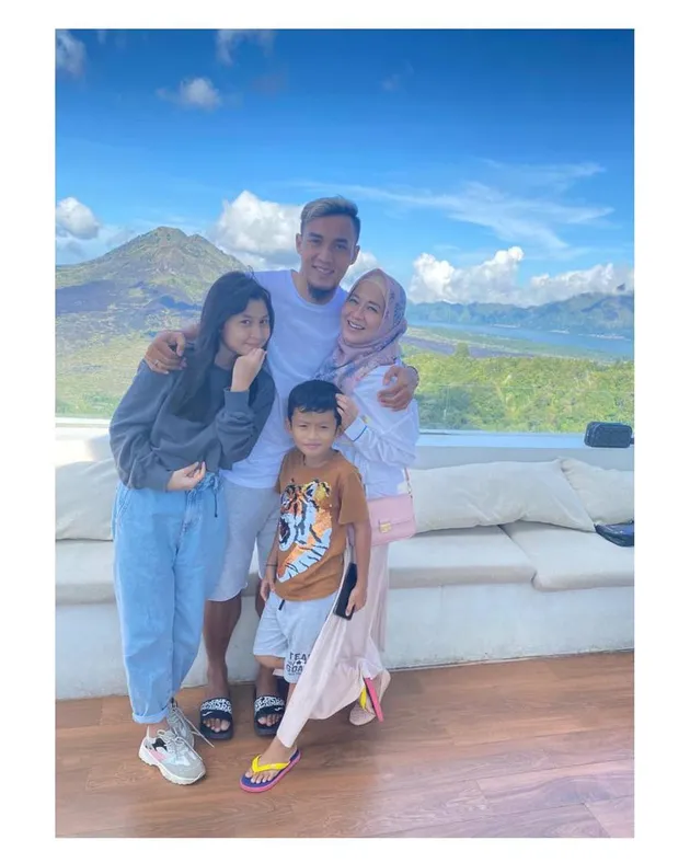 Okie Agustina Makin Cantik Liburan Bali