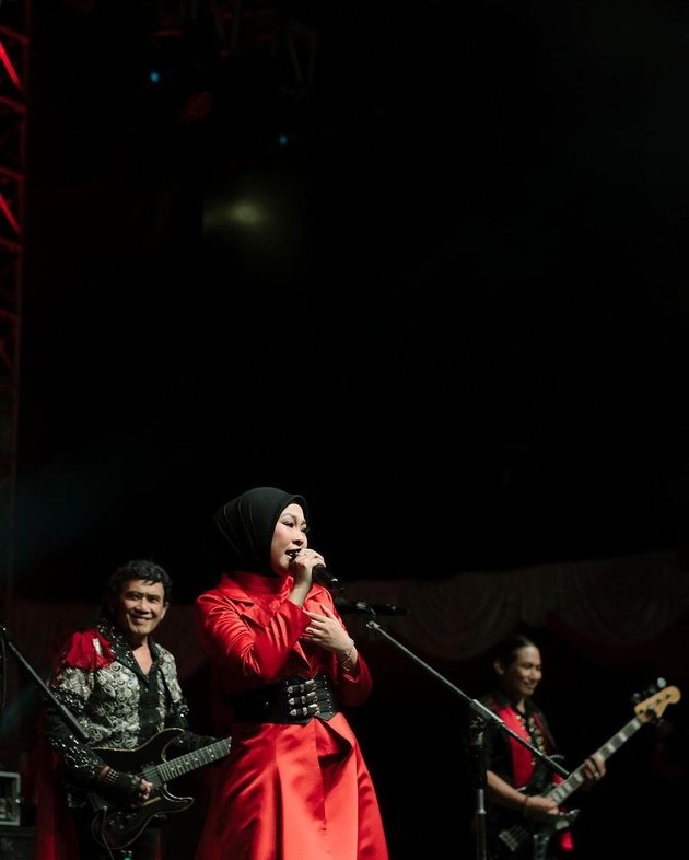 Latest Portrait of Selfi Yamma Performing in Concert with Dangdut King Rhoma Irama - Fiery Red!
