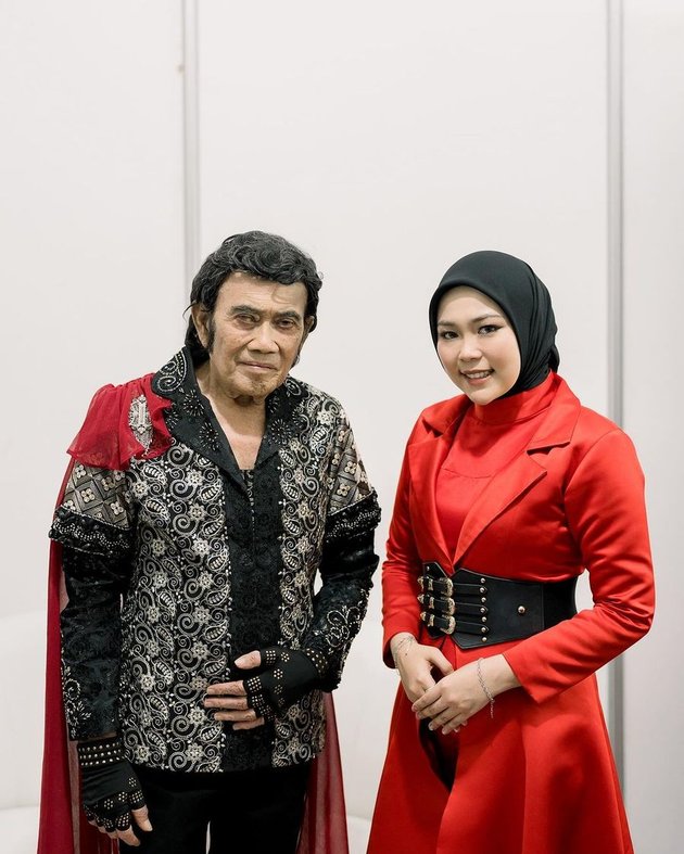 Latest Portrait of Selfi Yamma Performing in Concert with Dangdut King Rhoma Irama - Fiery Red!