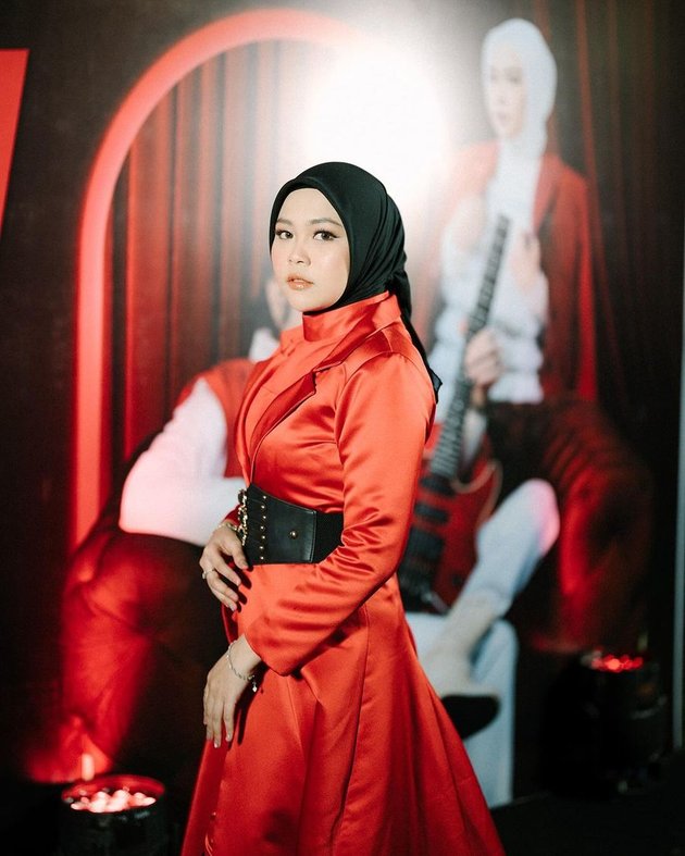 Latest Portrait of Selfi Yamma Performing in Concert with Dangdut King Rhoma Irama - Fiery Red!