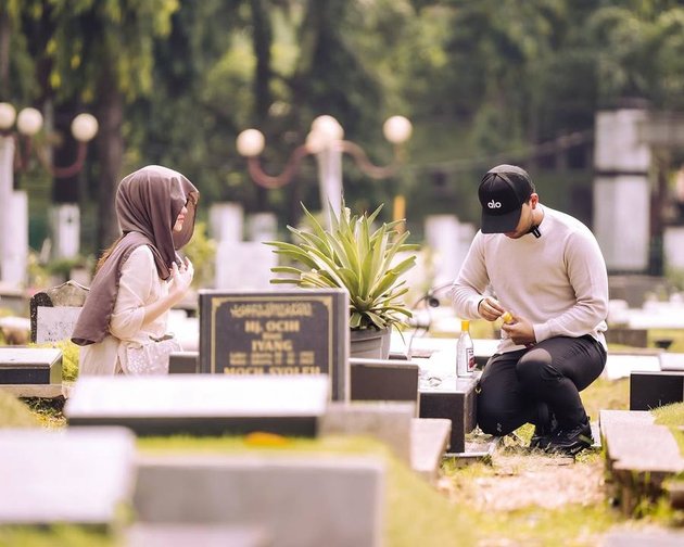 Portrait of Thariq Halilintar and Aaliyah Massaid Visiting Adjie Massaid's Grave, Asking for Permission to Marry His Daughter