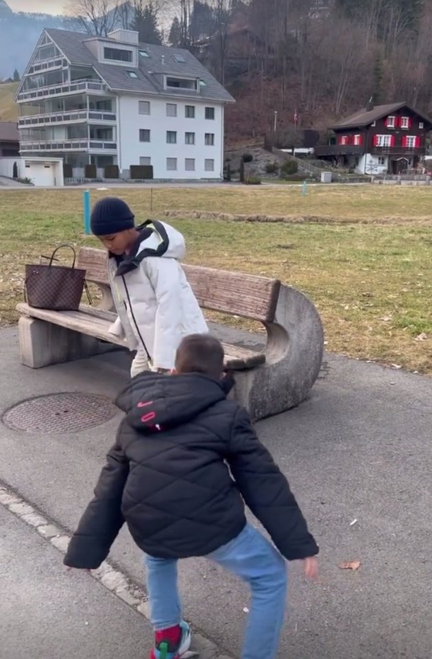 Portrait of Titi Kamal and Christian Sugiono in Europe, Inviting Children to Return to their Hometown - Having Fun in the Snow