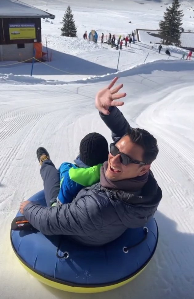 Portrait of Titi Kamal and Christian Sugiono in Europe, Inviting Children to Return to their Hometown - Having Fun in the Snow