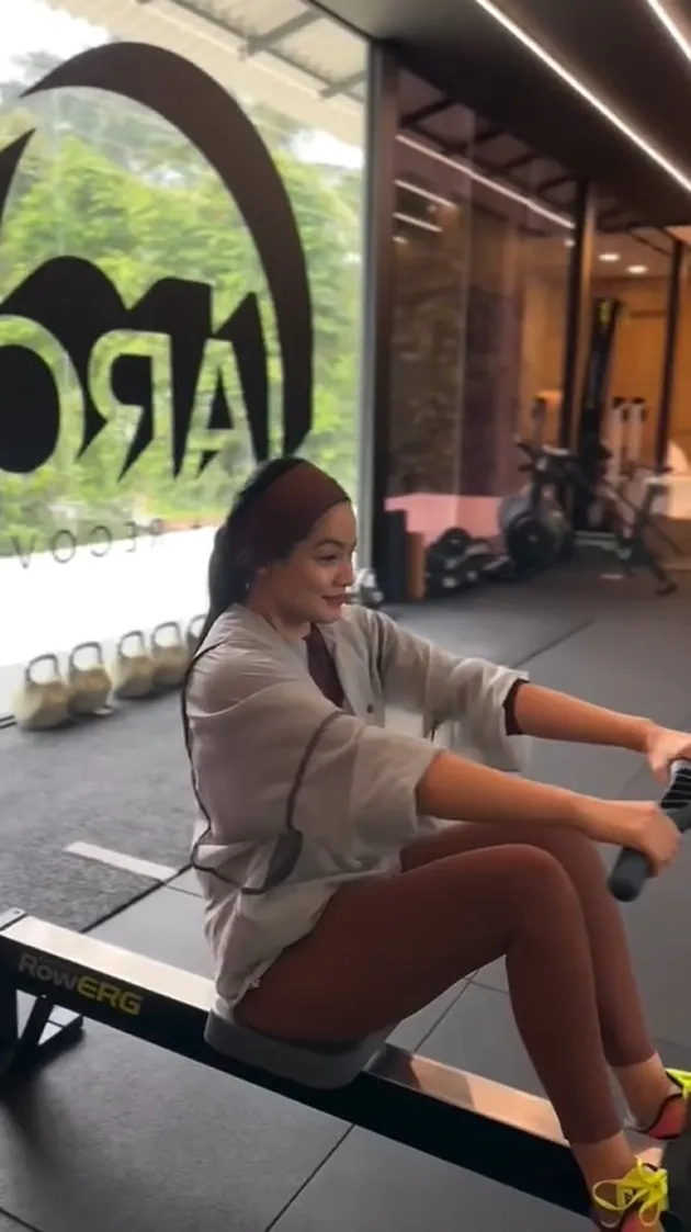 Titi Kamal Aktif Membagikan Momen Keseharian