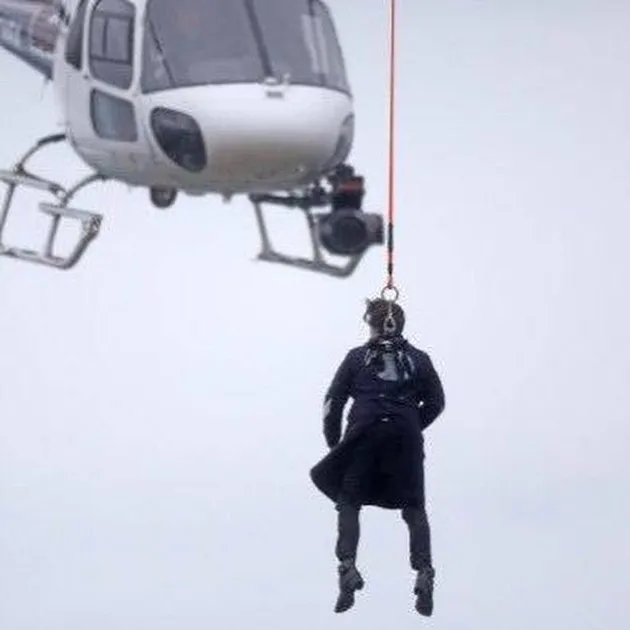 Benar, pasalnya Harry Styles rela terbang ke Skotlandia dan bergelantungan di udara dengan sebuah tali yang terikat pada helikopter.