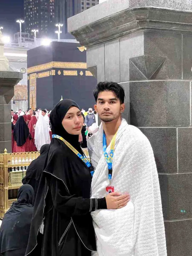 Potret Tyas Mirasih dan Tengku Tezi Jalani Umrah