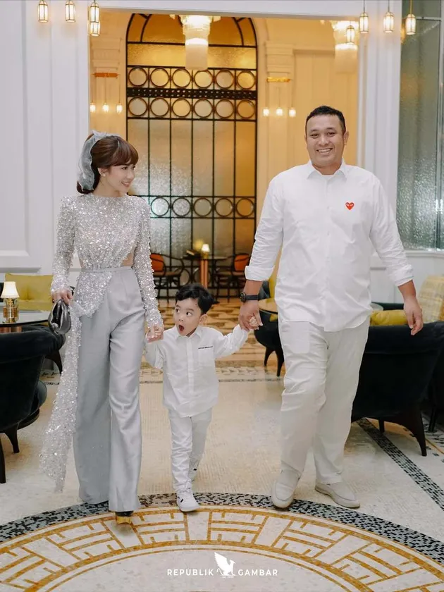 Adiezty Fersa gelar makan malam di hotel mewah