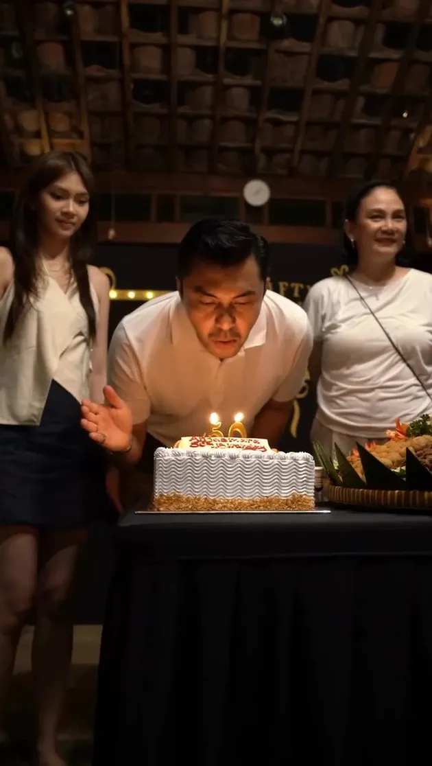 Anjasmara tiup lilin