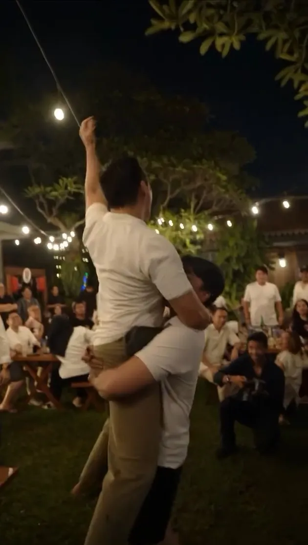 Digendong sang putra