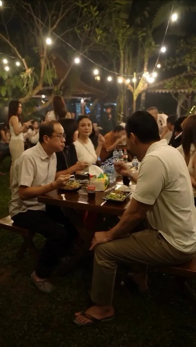 Makan-makan bersama tamu