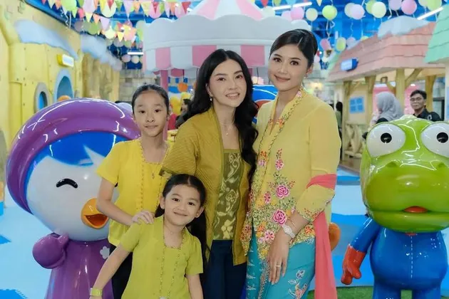 Sarwendah dan anak-anaknya Kiky Saputri dan suami hadir di ultah Bebingah
