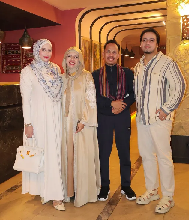 Tasyi Athasyia dan suami di perayaan Ulang Tahun Halilintar Asmid ke-57 