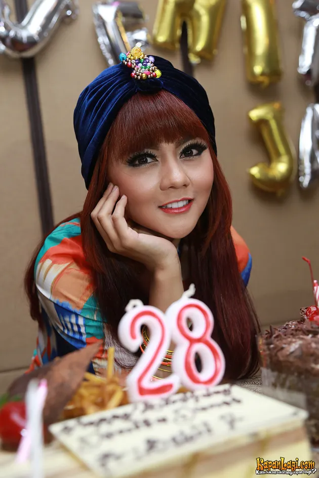 POTRET ULANG TAHUN JENITA JANET, PENUH WARNA DAN KUE ...