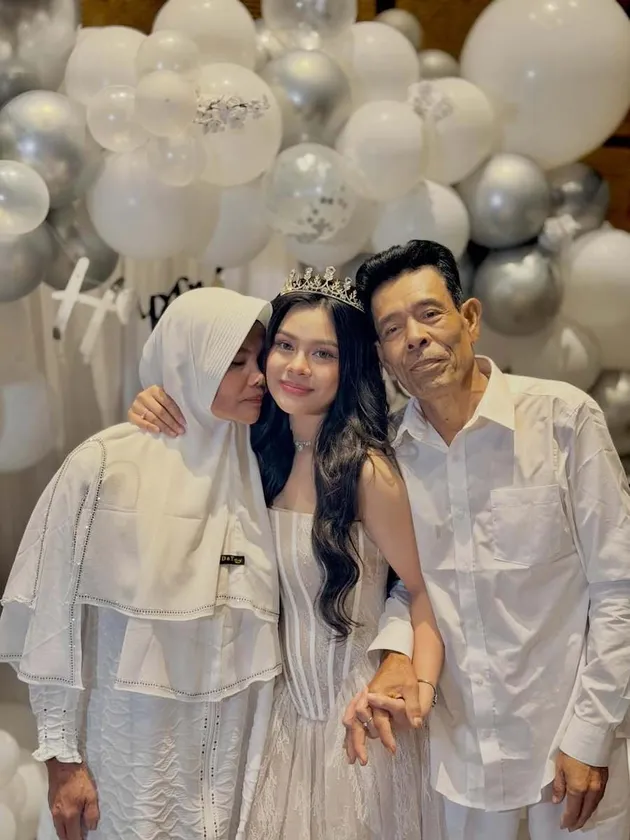 Melly Lee bersama orang tuanya