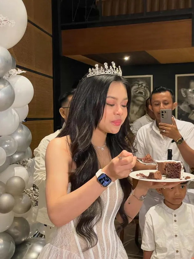 Melly Lee makan kue ultah