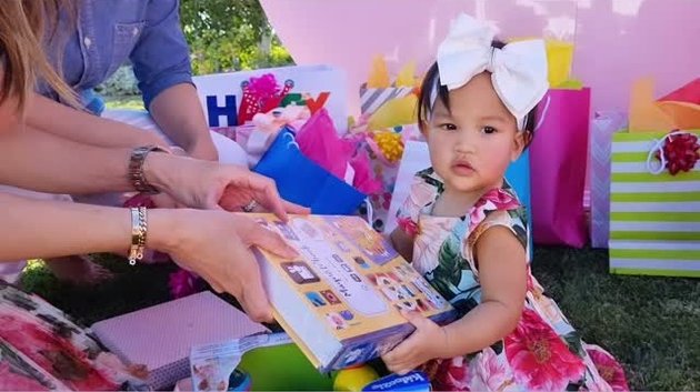 Portrait of Kelly's Beautiful Granddaughter Bambang Trihatmodjo's First Birthday, Celebrated with a Picnic Party