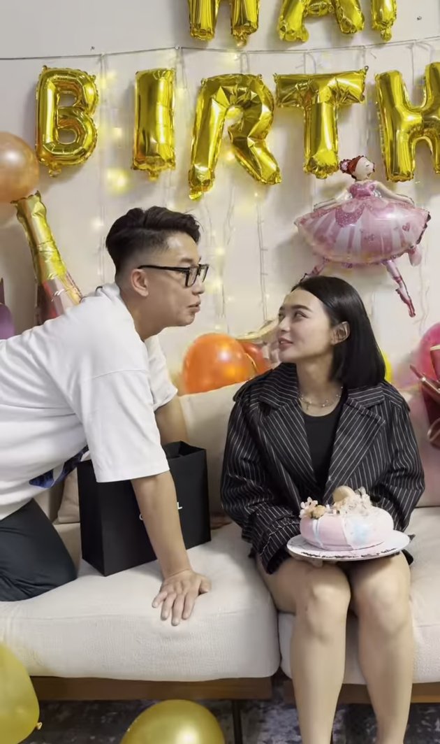 Portrait of Wika Salim's 32nd Birthday, Crying Receives Sweet Surprise from Boyfriend