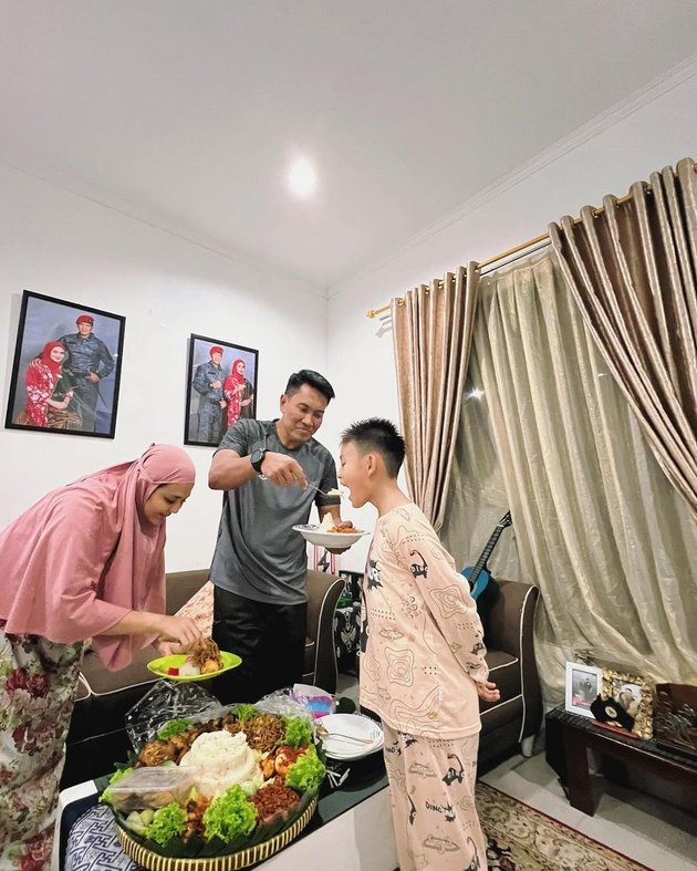 Portrait of Hisyam's Birthday, Juliana Moechtar's Child, Fed by Nur Wahyudi - Sincere Even Though He Is a Stepfather