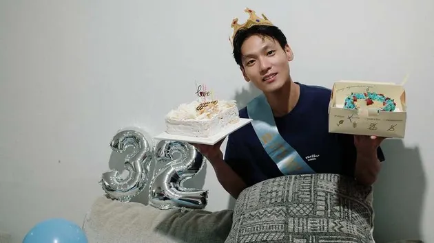 Na Daehoon dengan kue tarnya