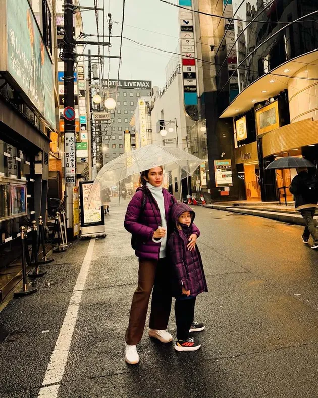 Ussy dan Sakalingga jalan-jalan berdua.