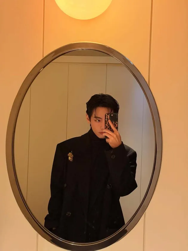 Potret V BTS Hadir di Paris Fashion Week