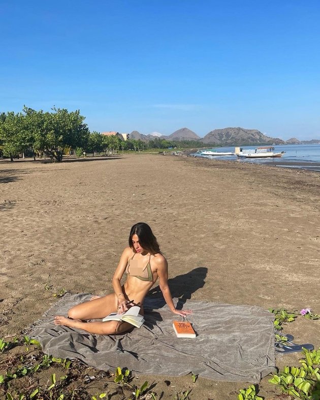 Tak bosannya, Valerie Thomas menikmati liburan ke pantai dan kini ia bagikan momen saat di Labuan Bajo.
