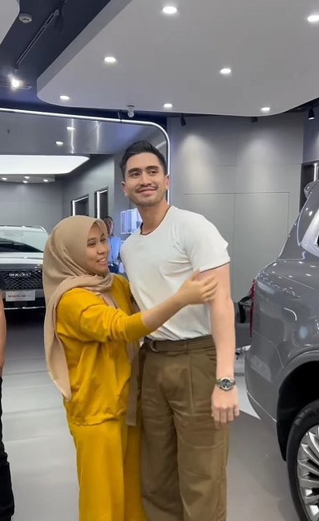 Portrait of Verrell Bramasta Buying a Car for His Step Mother After Becoming a Member of Parliament, Immediately Goes to the Showroom After Returning from the Market