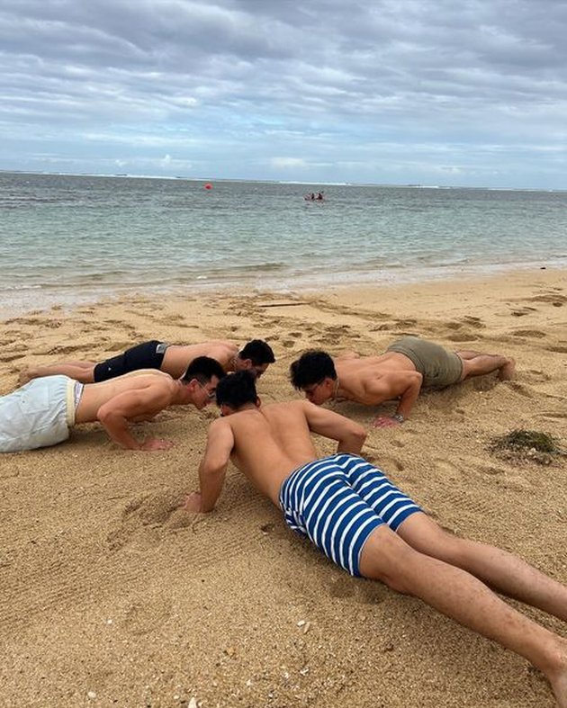 Portrait of Verrell Bramasta and the 'Torn Bread' Gang, Doing Push Ups on the Beach Turns into 'Top Gun Bali Branch'