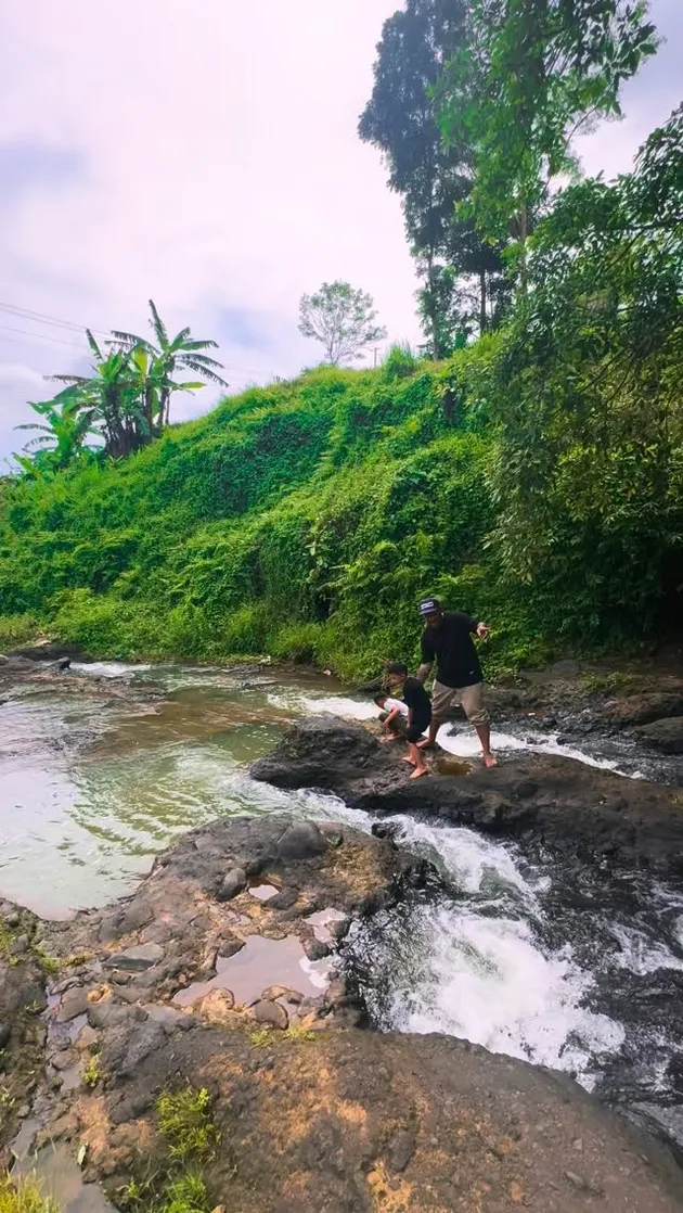 Ajak anak bermain di sungai