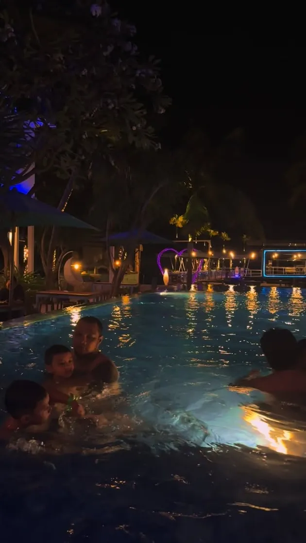 Renang di malam hari