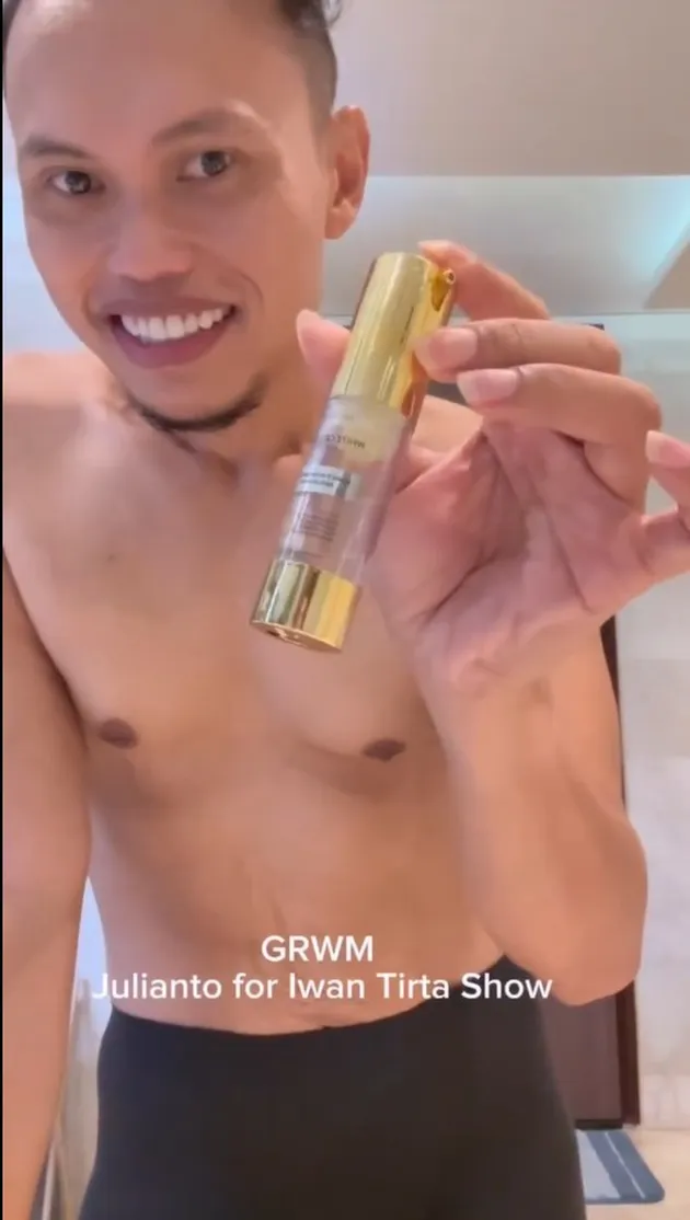 Wanda Hara di awal video GRWM