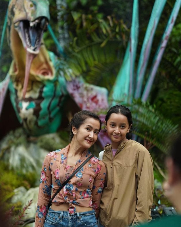 Portraits of Widi Mulia and Widuri Putri Sasono, Equally Beautiful During Vacation in Singapore, Like Inviting Their Younger Sister - Taller Than Their Mother
