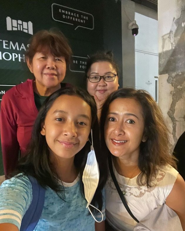 Portraits of Widi Mulia and Widuri Putri Sasono, Equally Beautiful During Vacation in Singapore, Like Inviting Their Younger Sister - Taller Than Their Mother