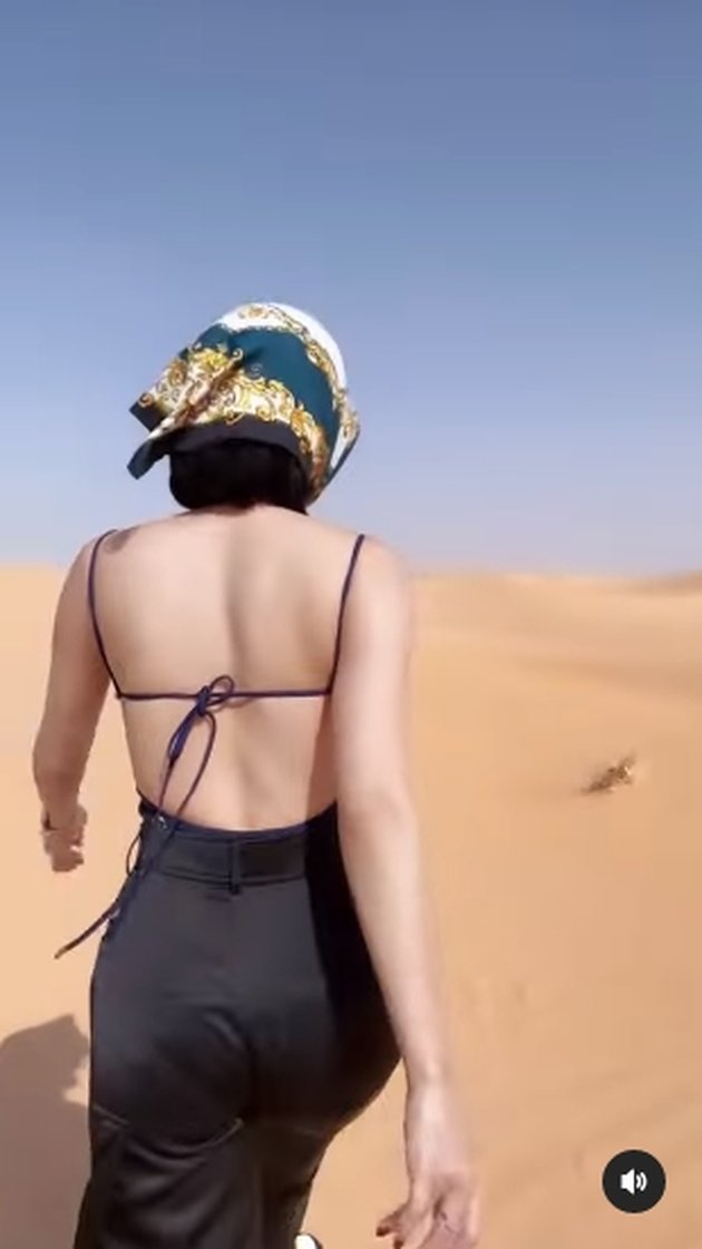 Berada di gurun pasir, inilah penampilan Wika Salim yang tak takut panas di bawah terik matahari.
